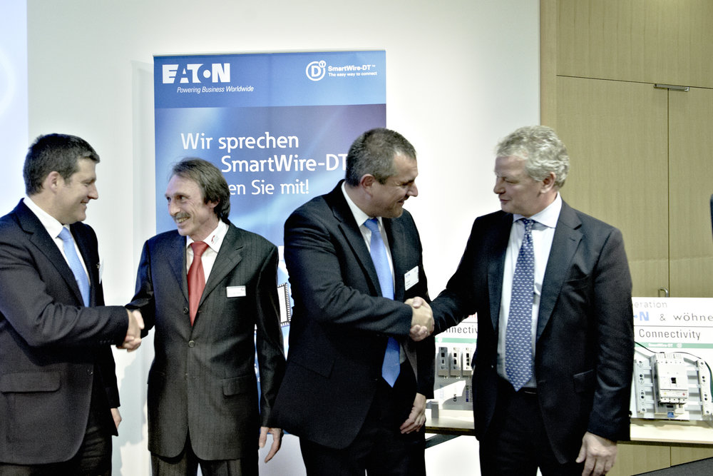 Eaton podpisał na targach SPS/IPC/DRIVES 2011 umowę o współpracy z firmami Hilscher oraz Wöhner w zakresie integracji systemu SmartWire-DT.